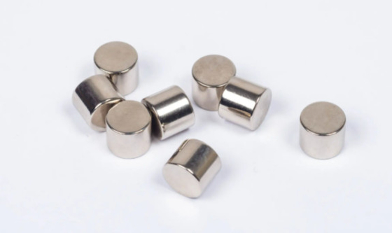 Magnet Silinder Neodymium Khusus Lapisan Ni-Cu-Ni ISO14001 Disetujui