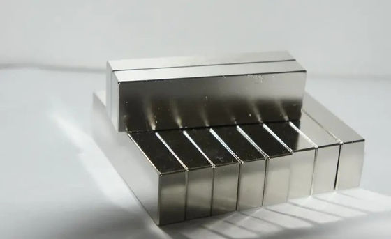Magnet Neodymium N45 Memblokir Lapisan Zn Magnet Batang Neodymium yang Kuat