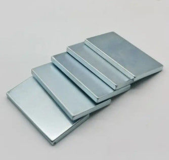 Magnet Neodymium N45 Memblokir Lapisan Zn Magnet Batang Neodymium yang Kuat