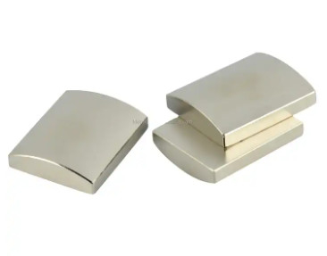 Segmen Busur Permanen Magnet Neodymium Ukuran N35SH Disesuaikan