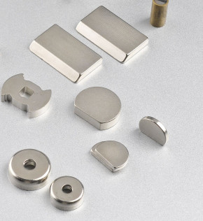 N30-N54 Magnet Bumi Langka Yang Kuat, Magnet Sinter Nd Fe B Dengan Gaya Tarik Yang Kuat