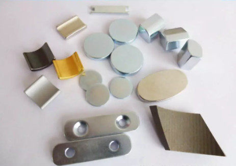 Bahan NdFeB Kuat Lapisan Nikel OEM Sinter Magnet N52 Kuat Disesuaikan Permanen