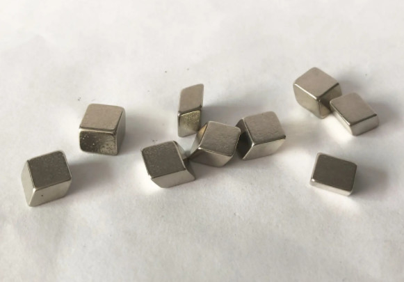 Ni Cu Ni Coating N38 NdFeB Magnet Block Berbentuk Khusus Untuk Mesin Perangkat Keras