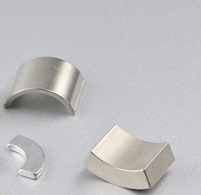 N30-N54 Magnet Bumi Langka Yang Kuat, Magnet Sinter Nd Fe B Dengan Gaya Tarik Yang Kuat